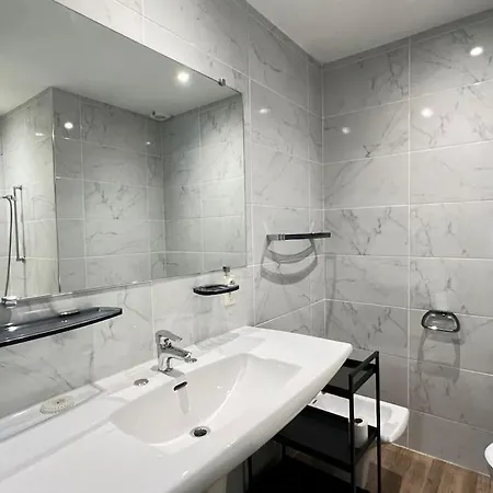 Quartier Pieton. T3 65m2. 2 Chambres. 5 Personnes. Apartment Cauterets